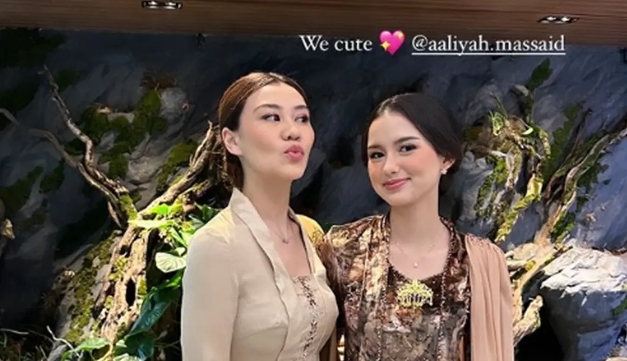 Aaliyah Massaid dan Sarah Menzel anggun berkebaya. Meski sama-sama pakai kebaya kutubaru, namun motif kebaya keduanya berbeda. Busana Aaliyah dirancang oleh desainer Anjiasmara, sementara Sarah Menzel dirancang oleh Dea Febrinda yang serasi dengan keluarga Azriel. Selendang di bahu sebelah kiri mendukung penampilan Aaliyah dan Sarah makin anggun. (Liputan6.com/IG/@ssarah_menzel)