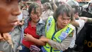 Seorang ibu dibawa oleh petugas polwan saat penggusuran kawasan Pasar Ikan, Penjaringan, Jakarta, Senin (11/4). Para warga yang didominasi perempuan itu ikut menolak penggusuran kawasan tersebut. (Liputan6.com/Gempur M Surya)