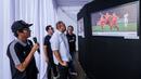 <p>Penasihat Semen Padang, Andre Rosiade melihat foto selebrasi Egy Maulana Vikri setelah mencetak gol ke gawang Vietnam dalam laga putaran kedua Kualifikasi Piala Dunia 2026 karya pewarta Bola.com, Bagaskara Lazuardi dalam pameran foto Media Cup 2025 bertema "Timnas Indonesia dari Masa ke Masa" di Cibis, Cilandak, Jakarta Selatan, Selasa (28/10/2025). (Bola.com/Bagaskara Lazuardi)</p>