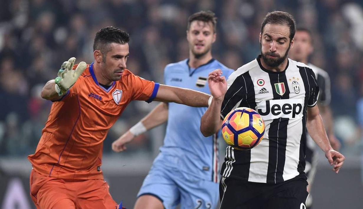 Striker Juventus, Gonzalo Higuain, berusaha menaklukkan kiper Sampdoria, Christian Puggiani, dalam pertandingan pekan ke-10 Serie A di Juventus Stadium, Rabu (26/10/2016) waktu setempat. (Reuters/Giorgio Perottino)