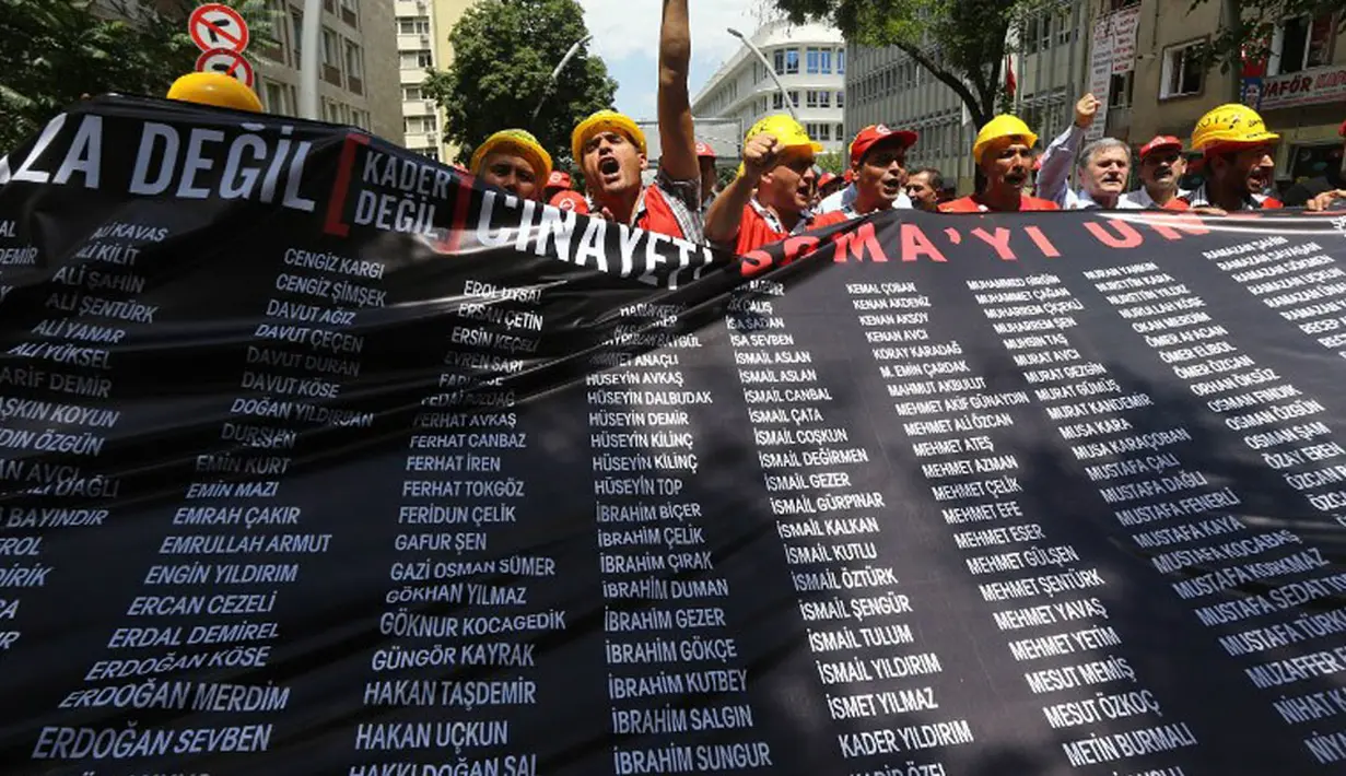 Para penambang Turki turun ke jalan menuntut pemerintah segera menepati janji, Ankara, (16/7/2014). (AFP PHOTO/Adem Altan)