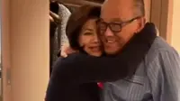 Kecupan Mesra Aburizal Bakrie pada Sang Istri yang Berulang Tahun