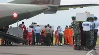 Jenazah penumpang pesawat AirAsia QZ8501 akan diterbangkan ke Surabaya dengan pesawat CN-295 TNI AU, Pangkalan Bun, Kalteng, Senin (5/1/2015). (Liputan6.com/Herman Zakharia) 