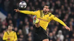 Pemain Borussia Dortmund, Emre Can berusaha mengontrol bola saat laga 16 besar Liga Champions 2022/2023 melawan Chelsea di Stamford Bridge, London, 7 Maret 2023. Emre Can merupakan salah satu pemain kunci Jurgen Klopp di Liverpool saat menembus final Piala Liga Inggris, Liga Eropa, dan Liga Champions. Sayangnya, ia memilih hengkang dari Anfield ke Juventus setelah tuntutan kenaikan gajinya tidak terpenuhi. Emre Can gagal memberikan dampak yang sama di Turin dan hanya bertahan satu setengah musim. Ia kini berseragam Dortmund sejak 2020. (AFP/Ikimages/Glyn Kirk)