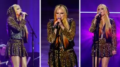 Foto kombinasi Avril Lavigne saat tampil di atas panggung Academy of Country Music Honours ke-15 di Ryman Auditorium di Nashville, Tennessee pada 24 Agustus 2022. (AFP Photo)