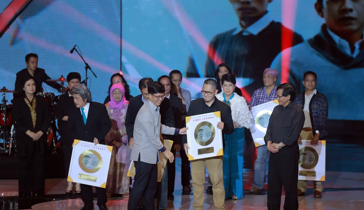 Konser NOAH bertajuk 'Sings Legends' digelar di Studio Emtek, Daan Mogot, Jakarta Barat, Kamis malam (19/5). Dalam konser tersebut, grup band asal Bandung tersebut juga mengeluarkan album baru yang diberinama 'Sings Legends'. (Adrian Putra/Bintang.com)