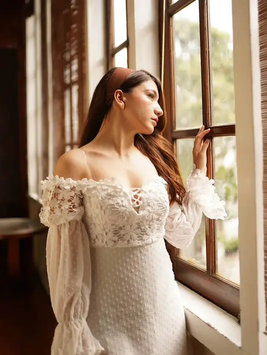 Salah satu penampilannya yang menawan ialah saat ia menggunakan busana putih. Ia pun tampil bersinar dan dipuji oleh banyak penggemarnya. Dalam pemotretannya ia pun tampil dalam indoor maupun outdoor. (Liputan6.com/IG/@cassandraslee)