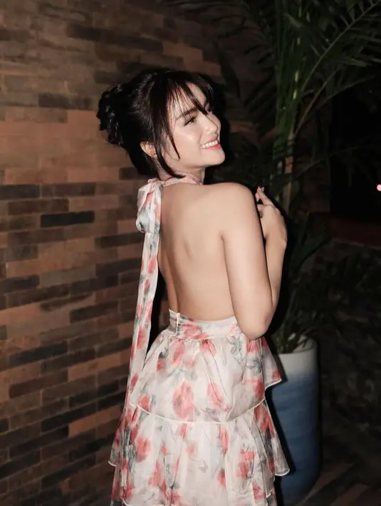 Tampak belakang dress tersebut memiliki model backless. Dengan kerah yang diikat ke leher berbentuk pita. [@fuji_an]