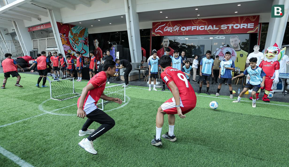 <p>Legenda Timnas Indonesia, Evan Dimas (kiri) berebut bola dengan pemain Timnas Indonesia U-17, Muhammad Mierza (kanan) dalam acara coaching clinic bersama Nagoya Grampus di Garuda Store, GBK, Senayan Jakarta, Jumat (26/06/2025) pagi WIB. (Bola.com/Bagaskara Lazuardi)</p>
