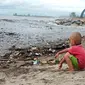 Sampah membuat Pantai Padang berair hitam dan layaknya tempat pembuangan. (Foto: Liputan6.com/ Novia Harlina)