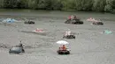 Mobil amphibi ini berlomba menjadi yang tercepat dalam acara reli "Amphib 2014" yang berlangsung di  sungai Mosel, Jerman, Minggu (3/8/2014)  (AFP PHOTO/Fredrik VON Erichse)