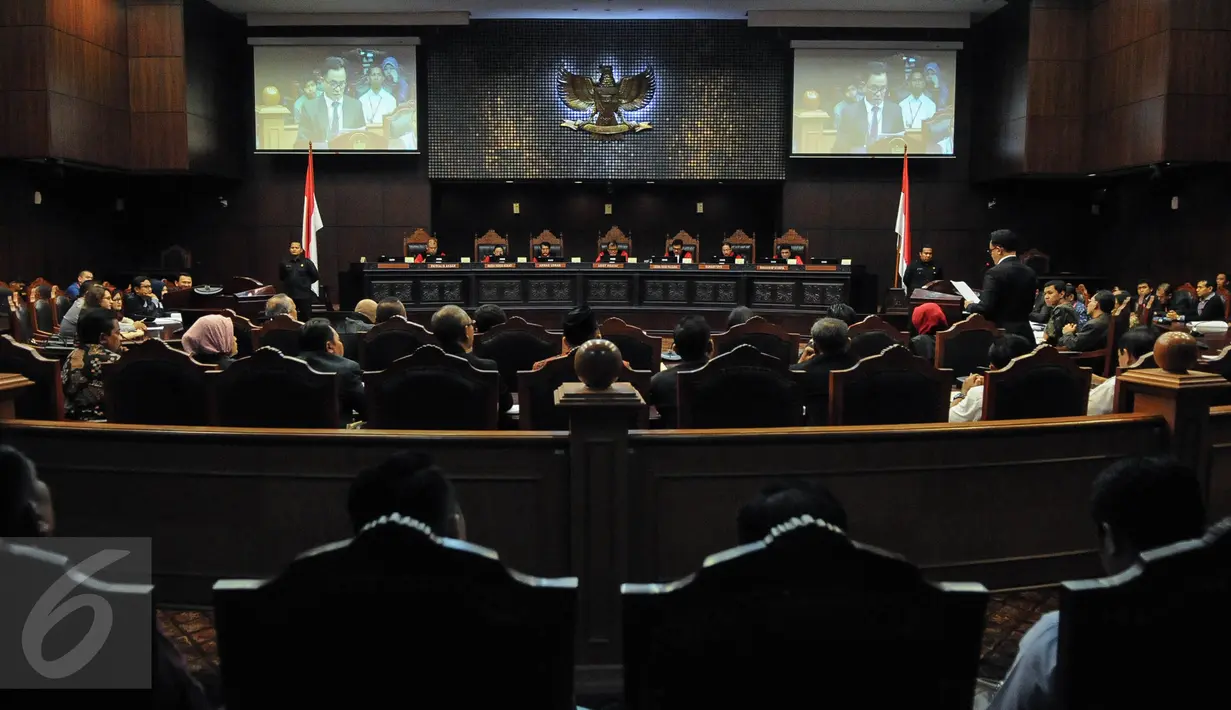 Pakar hukum tata negara, Yusril Ihza Mahendra menyampaikan paparan saat sidang lanjutan uji materiil UU Pilkada terkait cuti masa kampanye di Jakarta, Kamis (15/9). Sidang dihadiri Gubernur DKI Jakarta, Basuki Tjahaja Purnama (Liputan6.com/Faizal Fanani)