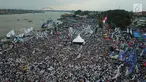 Suasana kampanye akbar calon presiden nomor urut 02 Prabowo Subianto di Lapangan Benteng Kuto Besak, Palembang, Rabu (9/4).Tak hanya disambut ribuan masyarakat, Prabowo juga mendapatkan doa restu dari para ulama, kiai dan habaib se-Sumatera Selatan. (Liputan6.com/Pool/Media Prabowo Sandi)