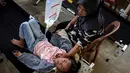 Hingga Selasa (23/9/2025), jumlah korban mencapai lebih dari 300 siswa yang tersebar di beberapa fasilitas kesehatan dengan kondisi beragam. (Timur Matahari/AFP)