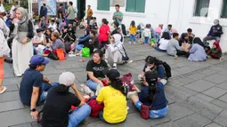 Sebagian besar warga datang berwisata di Kota Tua Jakarta bersama sanak keluarga maupun berkelompok atau komunitas. (Liputan6.com/Herman Zakharia)