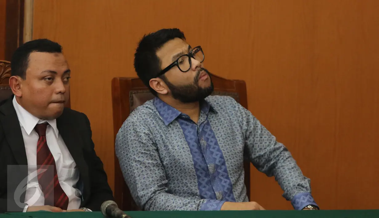 Eka Kusuma (kanan) didampingi pengacaranya saat sidang putusan gugatan cerai Pengadilan Negeri Jakarta Selatan, Senin (11/4/2016). Eka Kusuma melayangkan gugatan cerai terhadap Cathy Sharon pada 1 Desember 2015 lalu. (Liputan6.com/Herman Zakharia)