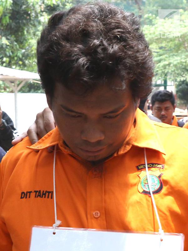 Tersangka insiden penembakan peluru nyasar di ruangan anggota DPR, IAW, menjalani proses rekonstruksi Lapangan Tembak Senayan, Jakarta, Jumat (19/10). IAW dan RMY merupakan Pegawai Negeri Sipil Kementrian Perhubungan. (Liputan6.com/Immanuel Antonius)