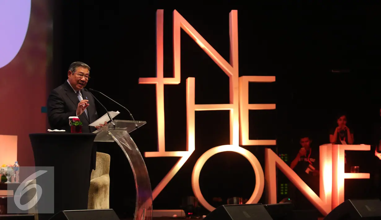 Susilo Bambang Yudhoyono saat menjadi pembicara di konferensi internasional 'In The Zone' di Jakarta, Sabtu (14/5). Konferensi ini membahas khususnya dalam memenuhi kebutuhan konsumen di tengah melnjaknya populasi manusia. (Liputan6.com/Angga Yuniar)