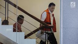Terdakwa kasus korupsi e-KTP Setya Novanto, saat di dalam gedung Komisi Pemberantasan Korupsi (KPK), Jakarta, Jumat (22/12). Setnov menjalani pemeriksaan bersama putra sulungnya Rheza Herwindo. (Liputan6.com/Faizal Fanani)