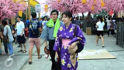 Pengunjung mengenakan pakaian tradisional Jepang, Kimono saat mengunjungi Orange County Sakura Matsuri di Lippo Cikarang, Sabtu (8/4). Acara ini digelar sebagai bentuk upaya membangun persahabatan Indonesia Jepang. (Liputan6.com/Fery Pradolo)