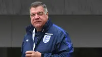 Sam Allardyce  saat terjerat kasus skandal transfer pemain sehingga dirinya dicopot dari jabatan sebagai pelatih Timnas Inggris. (AFP/Anthony Devlin) 