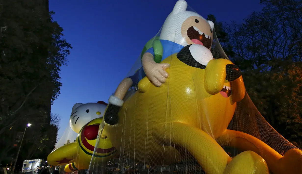 Balon - balon berukuran besar saat disiapkan untuk parade Hari Pengucapan Syukur Macy's di Manhattan borough,  New York, Kamis (26/11). (REUTERS/Shannon Stapleton)