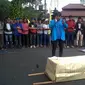 Puluhan aktivis yang tergabung dalam Pergerakan Mahasiswa Islam Indonesia (PMII) saat menggelar salat gaib untuk kematian Salim Kancil di depan Balaikota Malang, Jawa Timur, Selasa (29/9/2015). (Liputan6.com/Zainul Arifin)