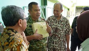 Rompi antipeluru berbahan dasar limbah sawit hasil inovasi tim riset IPB University resmi dinyatakan lolos uji oleh Dislitbang TNI AD, Batujajar, Bandung. Produk ini menjadi bukti pemanfaatan bahan limbah lokal sebagai material pendukung penguatan pertahanan nasional (Istimewa).