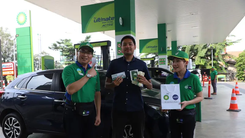 Jajaran direksi BP-AKR melayani langsung para pelanggan SPBU bp dan wildbean cafe TB Simatupang, Jakarta Selatan. (Dok BP-AKR) Jajaran direksi BP-AKR melayani langsung para pelanggan SPBU bp dan wildbean cafe TB Simatupang, Jakarta Selatan. (Dok BP-AKR)