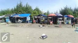 Sejumlah pedagang mengaku meraih omzet yang besar saat memasuki libur lebaran di Pantai Alam Indah (PAI), Tegal, Jawa Tengah, Minggu (10/7). (Liputan6.com/Herman Zakharia)