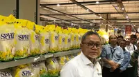 Menteri Perdagangan (Mendag) Zulkifli Hasan saat memantau harga beras ke Transmart Cempaka Putih, Jakarta, Senin (19/2/2024). (Foto: Liputan6.com/Tira S)