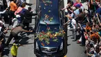 Sejumlah penggemar mengulurkan tangan untuk menyentuh mobil jenazah yang membawa jasad mantan petinju dunia, Muhammad Ali saat akan dimakamkan di Louisville, Kentucky, AS, 10 Juni 2016. (REUTERS/Adrees Latif )