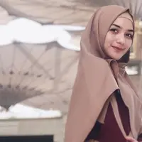 Citra Kirana merupakan salah satu selebriti Tanah Air yang menjalani Ibadah Umroh di awal Ramadan. Citra juga mengunggah sejumlah foto saat berada di Tanah Suci pada akun Instagram pribadinya. (Liputan6.com/IG/@citraciki)