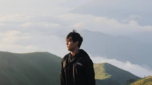 7 Potret Terbaru Rizky Djanbi, Mantan Kekasih Ochi Rosdiana Saat Traveling di Alam