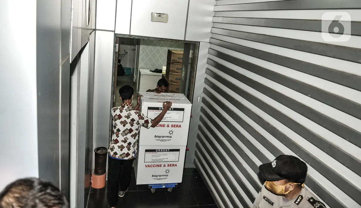 Petugas memindahkan dus berisi vaksin Covid-19 produksi Sinovac ke ruang penyimpanan di Kantor Dinas Kesehatan DKI Jakarta, Kamis (7/1/2021). Dinkes DKI pada tahap I telah menerima sebanyak 78.400 vaksin Covid-19 dari Sinovac yang diprioritaskan untuk tenaga kesehatan. (merdeka.com/Iqbal Nugroho)