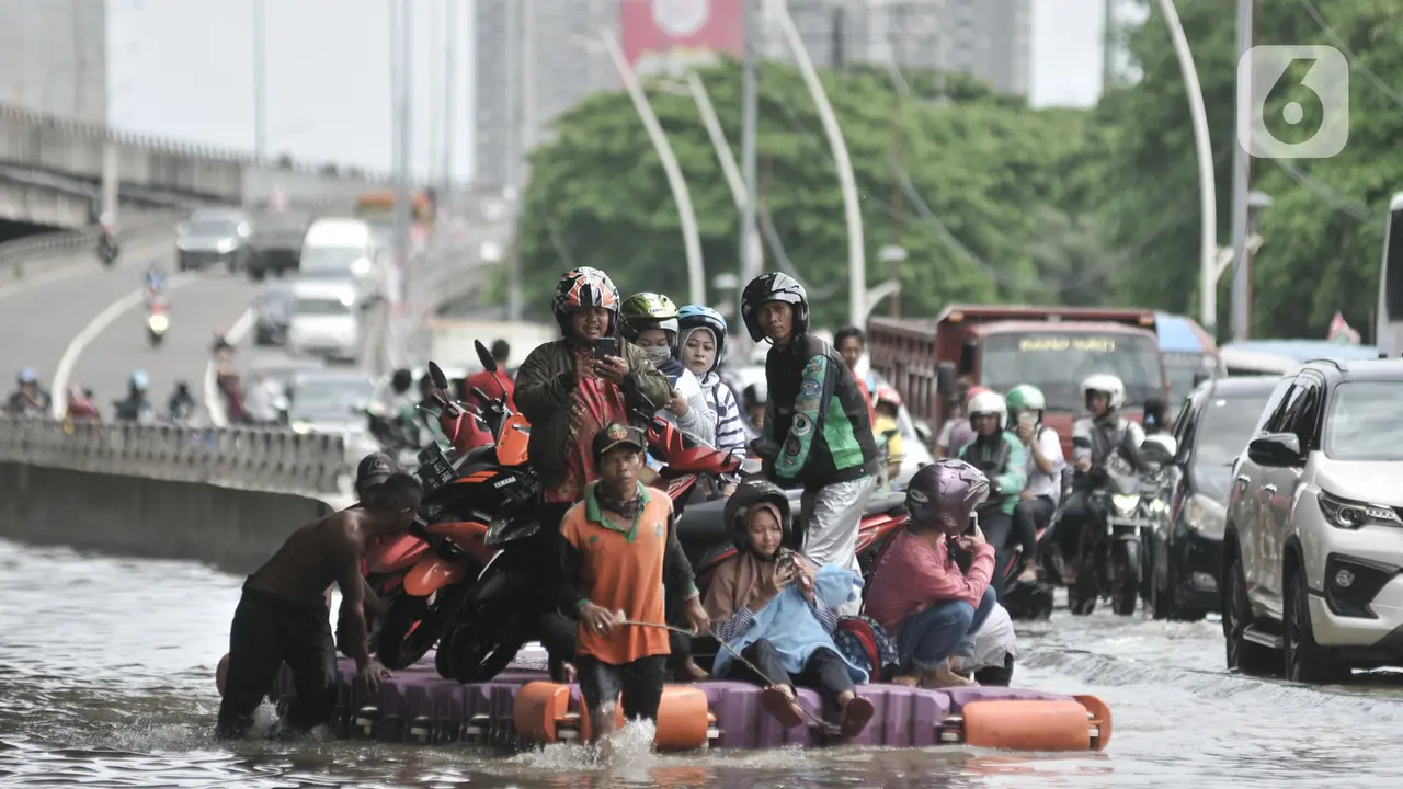 Jasa Pengangkut Sepeda Motor saat Banjir