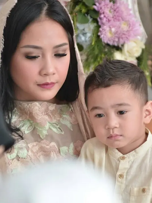 Nagita Slavina dan Rafathar terlihat begitu khusyuk sasat menjalani acara pengajian. (Foto: instagram.com/chevirgo)