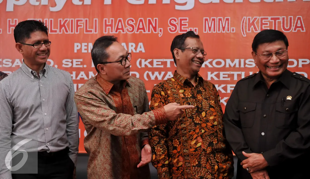 Ketua MPR Zulkifli Hasan bersama Mantan Ketua MK Mafud MD Wakil Ketua KPK RI, Laode Syarif dan Wakil Ketua DPD RI, Faruk Muhammad saat menghadiri diskusi Publik di MMD Institute, Jakarta, Selasa (16/2/2016). (Liputan6.com/Johan Tallo)