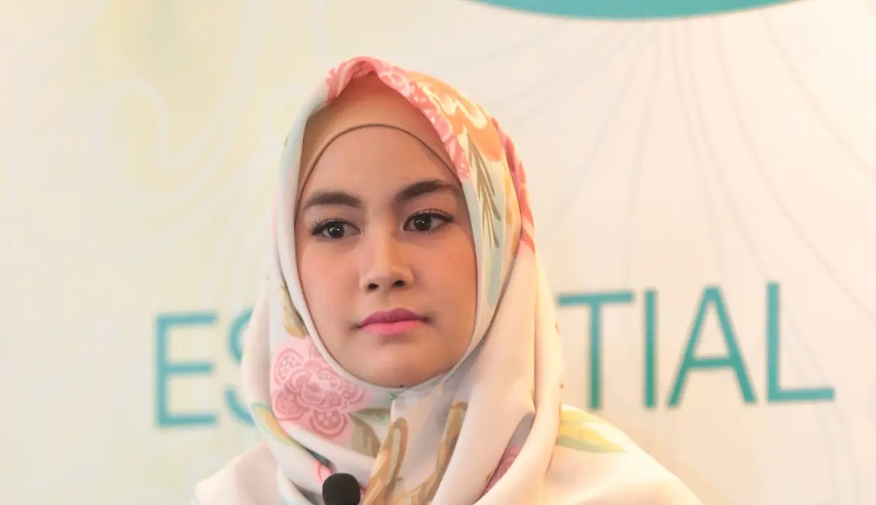 Demi mewujudkan impiannya menyandang status Sarjana Arsitektur, ia rela mengurangi kegiatannya di dunia entetaiment. Keseriusannya berbuah manis dan kini tinggal menunggu sidang akhir dua minggu lagi, dan wisuda bulan Oktober. (Adrian Putra/Bintang.com)