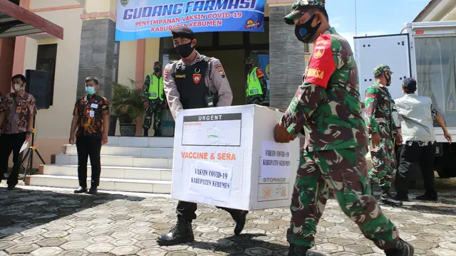Simulasi pendistribusian vaksin Covid-19 di Kabupaten Kebumen, Rabu (13/1/2021). TNI-POLRI mengawal proses pengiriman hingg ke tempat penyimpanan di Puskesmas. (Foto: Liputan6.com/Polres Kebumen)