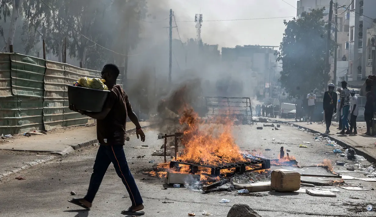 Pengunjuk rasa dan polisi bentrok di ibu kota Senegal, Dakar. (Seyllou/AFP)