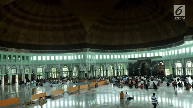 Melihat Kegiatan Warga di Masjid Termegah Tangerang saat Ramadan