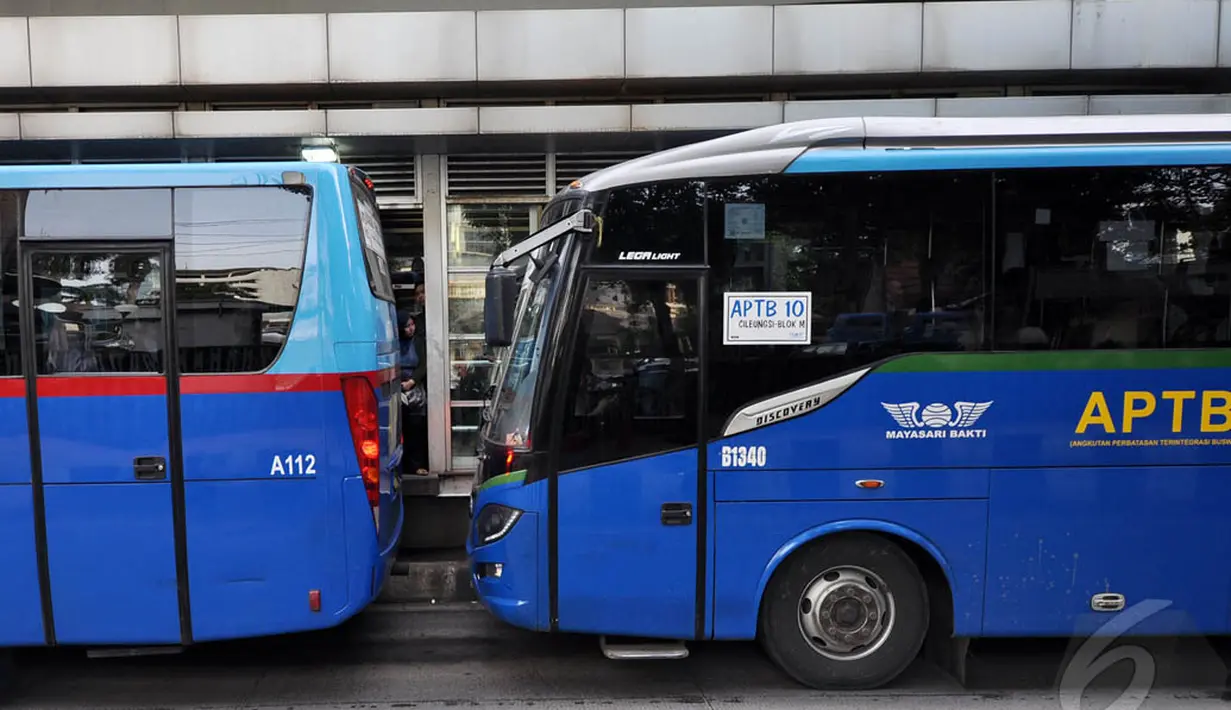 Gubernur DKI Basuki Tjahaja Purnama menginstruksikan Kepala Dishub DKI Benjamin Bukit, untuk menghapus trayek Angkutan Perbatasan Terintegrasi Busway (APTB), Jakarta. Foto diambil pada Rabu (7/1/2015). (Liputan6.com/Miftahul Hayat)