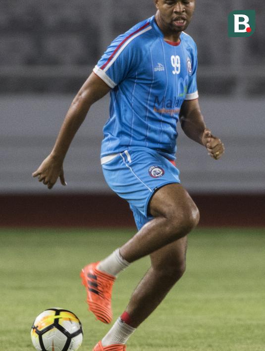 Pemain Arema FC, Thiago Furtuoso, mengontrol bola saat latihan di SUGBK, Jakarta, Jumat (30/3/2018). Latihan ini persiapan jelang laga Liga 1 melawan Persija Jakarta. (Bola.com/Vitalis Yogi Trisna)