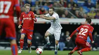 Aksi pemain Real Madrid, Jose Luis Fernandez "Nacho", (tengah) melewati adangan para pemain Numancia pada laga Copa Del Rey di Santiago Bernabeu stadium, Madrid, (10/01/2018). Real Madrid unggul agregat 5-2 atas Numancia. (AP/Francisco Seco)