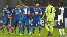 Para pemain Juventus merayakan kemenangan atas Lokomotiv Moscow pada laga Liga Champions di RZD Arena, Rabu (6/11). Lokomotiv Moscow takluk 1-2 dari Juventus. (AP/Alexander Zemlianichenko)
