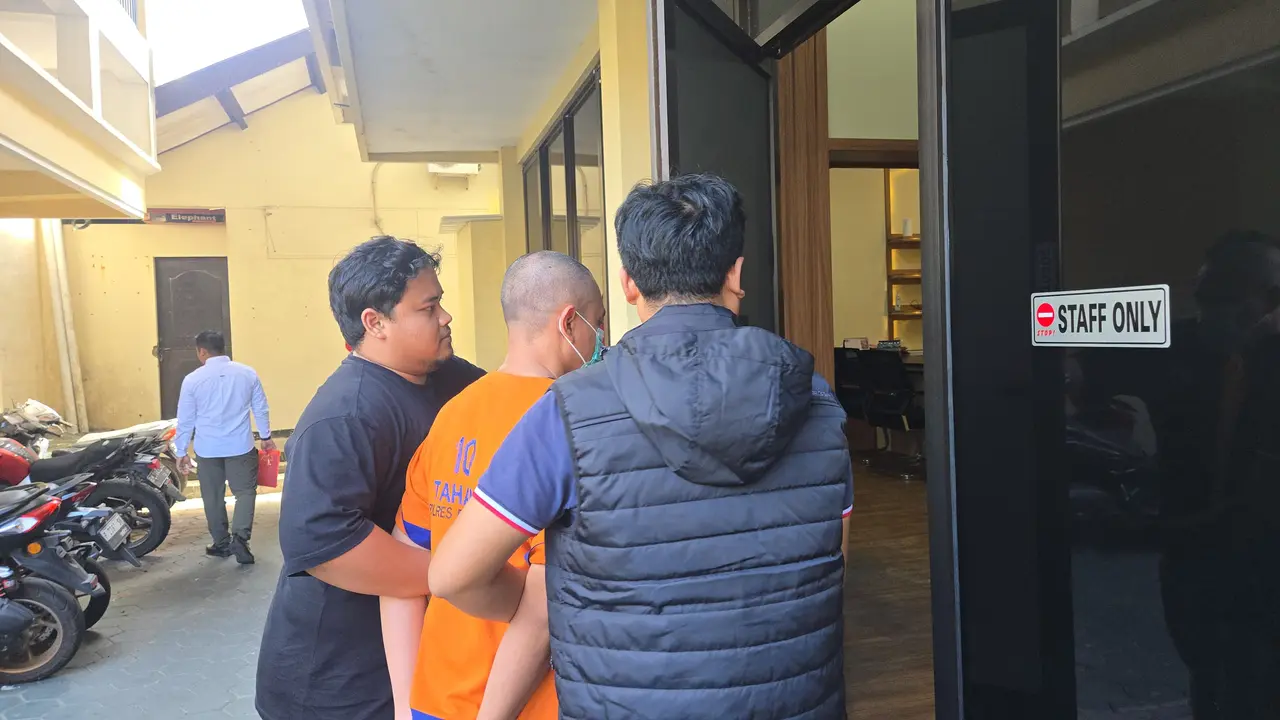 Idrus Efendi, produser film yang berjudul Rindu Yang Bertepi digiring Polisi ke ruang penyidik Mapolresta Banyuwangi (Istimewa)