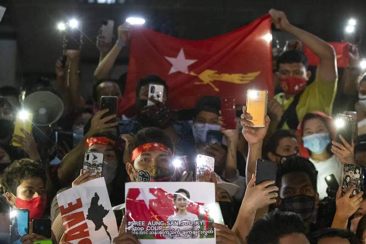 FOTO: Protes Kudeta Militer, Warga Myanmar di Thailand Bakar Gambar Jenderal Min Aung Hlaing