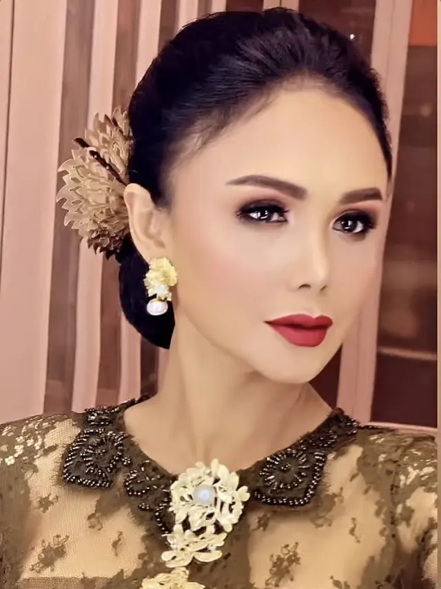 Pesona Yuni Shara Berkebaya Tampak Awet Muda di Acara Tujuh Bulanan Aurel Hermansyah