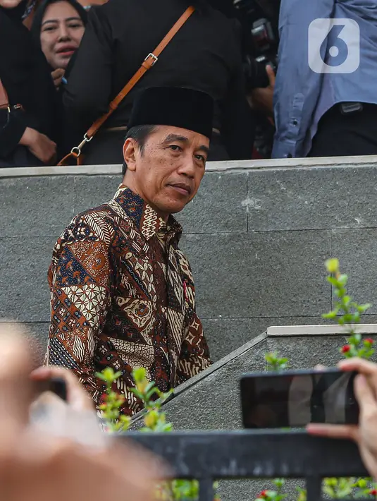 Presiden Jokowi tiba di rumah duka sekitar pukul 13.15 WIB. (Liputan6.com/Angga Yuniar)